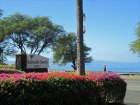 Entrance to Kamaole Sands and the ocean across street