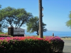Entrance to Kamaole Sands and the ocean across street